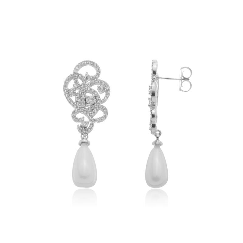BRINCO LILY COM DETALHES CRAVEJADOS E PÉROLA BANHADO A PRATA