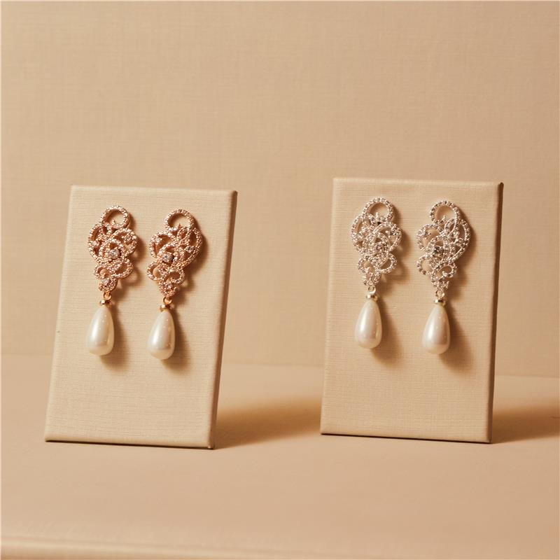 BRINCO LILY COM DETALHES CRAVEJADOS E PÉROLA BANHADO A PRATA