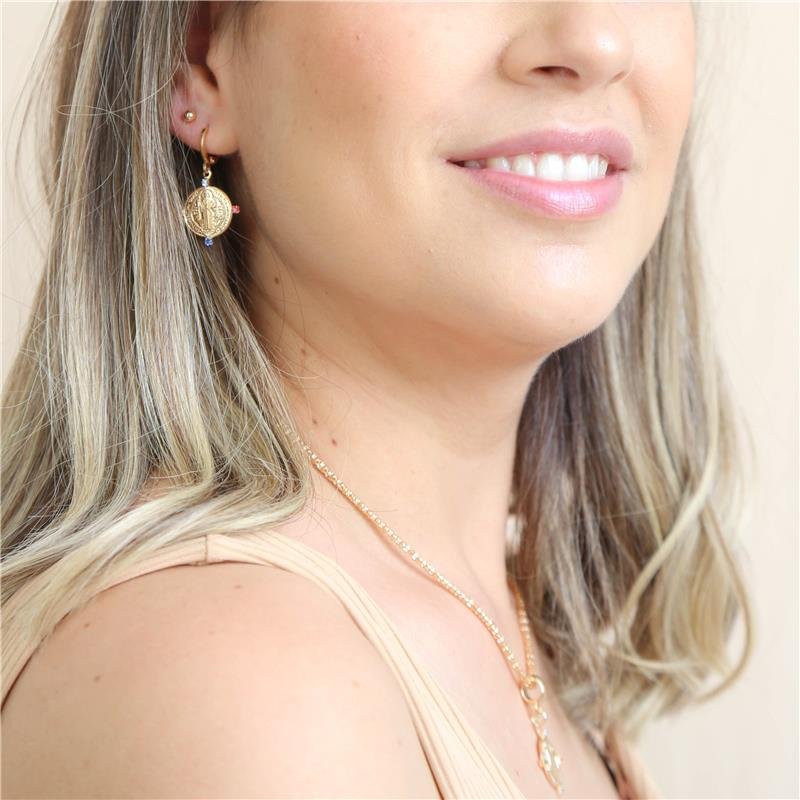 BRINCO MEDALHA SÃO BENTO COM CRISTAIS BANHADO A OURO 18K