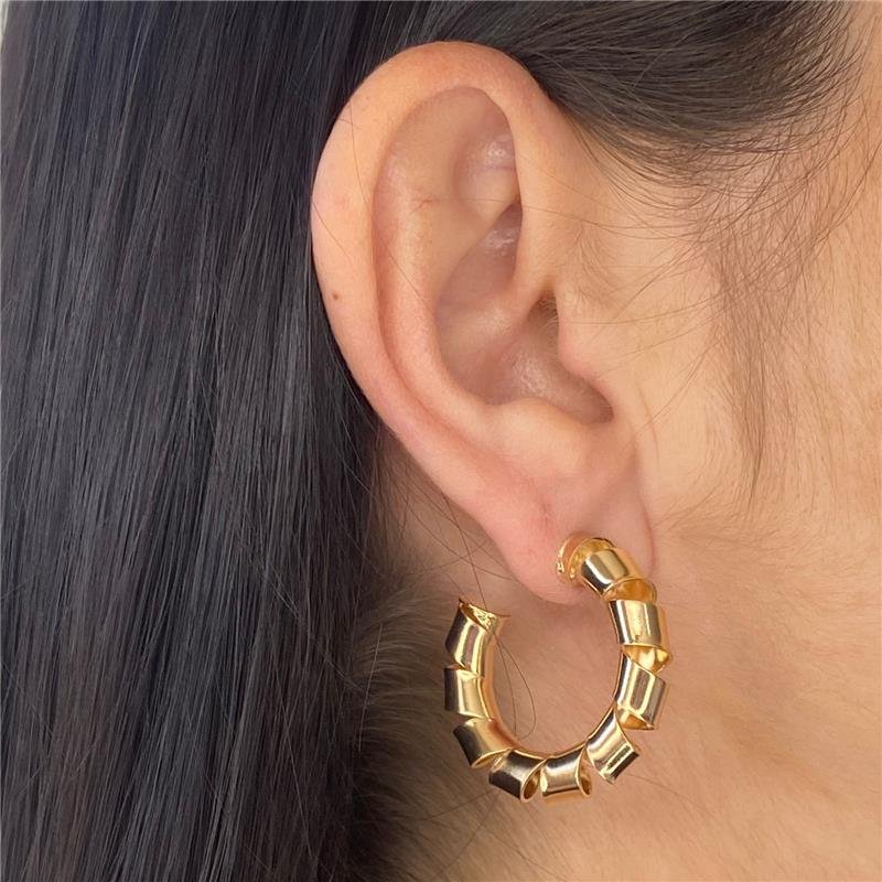 BRINCO ARGOLA COM DESIGN TORCIDO GRANDE EUGÊNIA BANHADO A OURO 18K