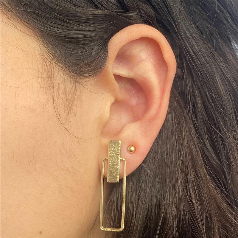 BRINCO COM DESIGN RETANGULAR BANHADO A OURO 18K