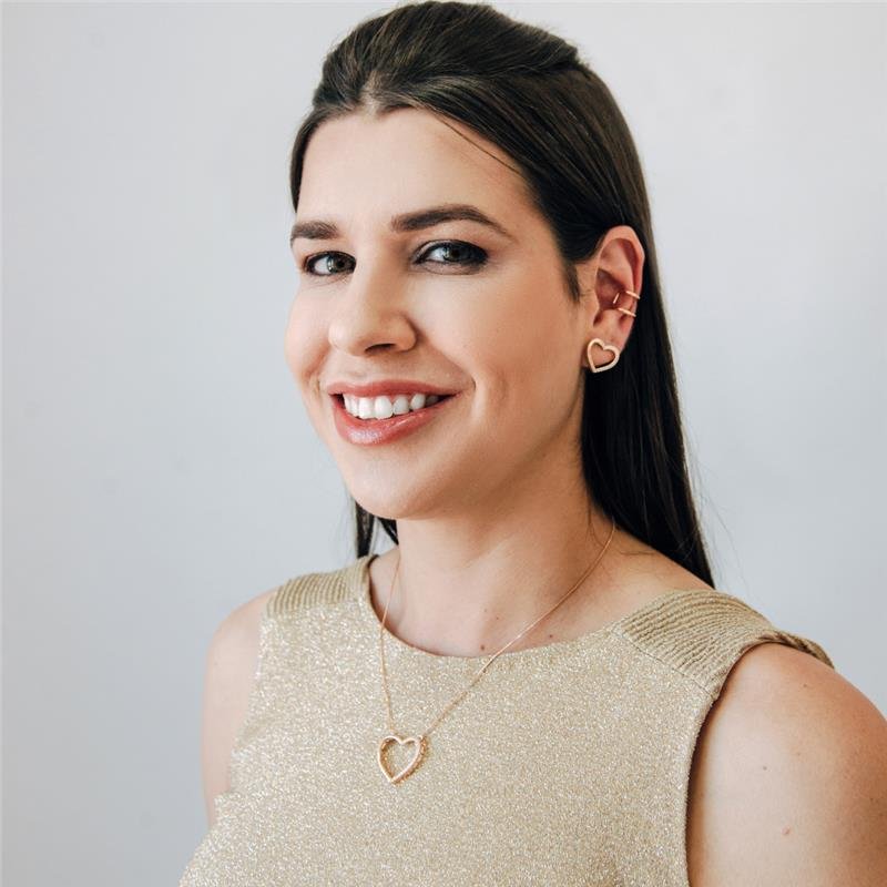 BRINCO CLARA CORAÇÃO VAZADO METADE CRAVEJADO BANHADO A OURO 18K