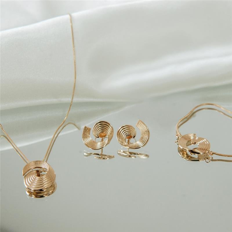 BRINCO DESIGN ESPIRAL PRISCILA P BANHADO A OURO 18K