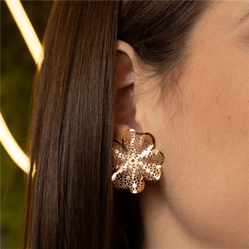 BRINCO FLOR ANALU DESENHADA P BANHADO A OURO 18K