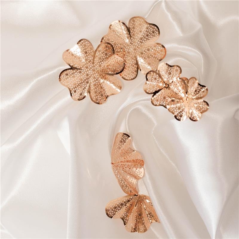 BRINCO FLOR ANALU DESENHADA P BANHADO A OURO 18K