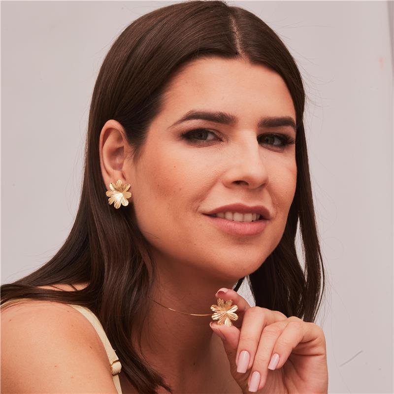 BRINCO VIOLETA FLOR PEQUENA PLISSADA BANHADO A OURO 18K