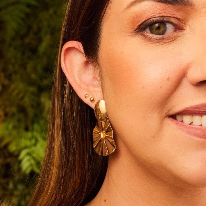 BRINCO VIVIAN BASE OVAL E FOLHA PLISSADA BANHADO A OURO 18K