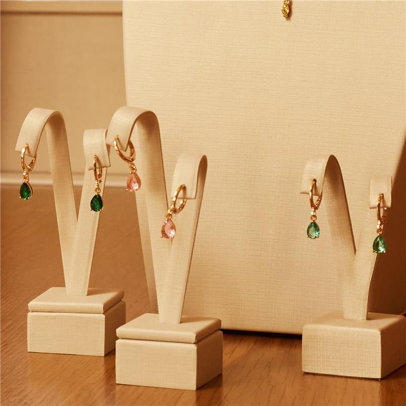 BRINCO GABRIELA TRANQUETA PINGENTE GOTA VERDE TURMALINA BANHADO A OURO 18K