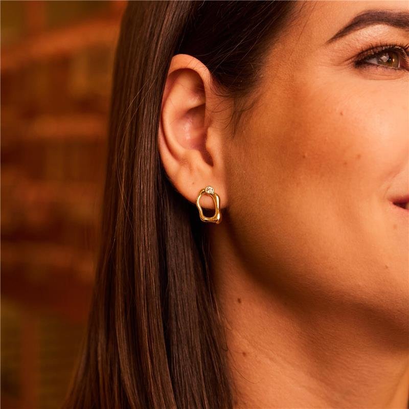 BRINCO PEQUENO ISABELA ORGÂNICO COM PONTO DE LUZ BANHADO A OURO 18K