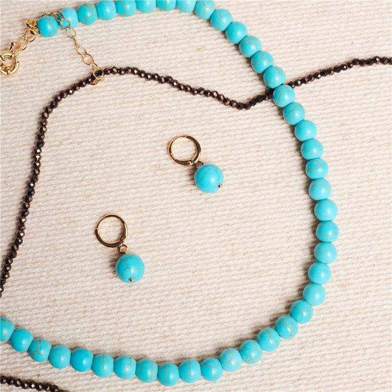 BRINCO INGRID ARGOLA PEQUENA COM PEDRA NATURAL AZUL TURQUESA BANHADO A OURO 18K