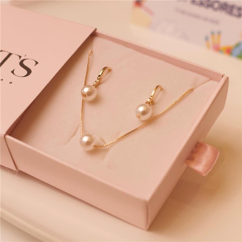 BRINCO ARGOLA TRANQUETA COM PÉROLA MÉDIA BANHADO A OURO 18K