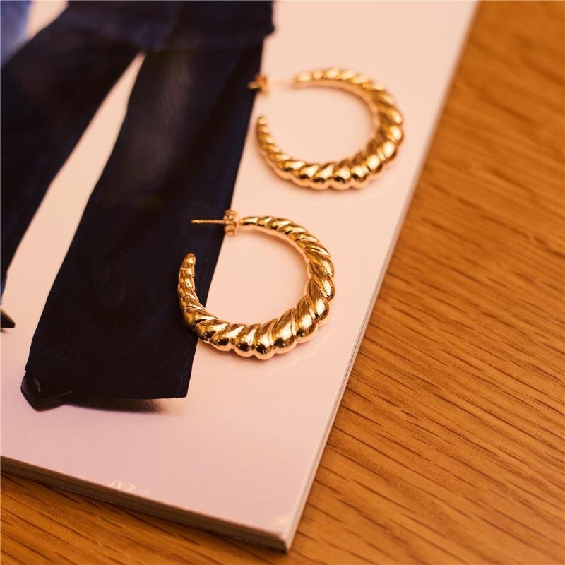 BRINCO ELIANA ARGOLA CROISSANT BANHADO A OURO 18K