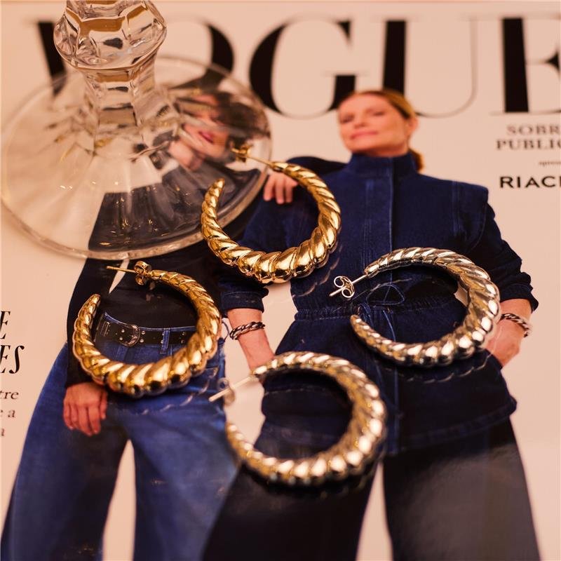 BRINCO ELIANA ARGOLA CROISSANT BANHADO A OURO 18K