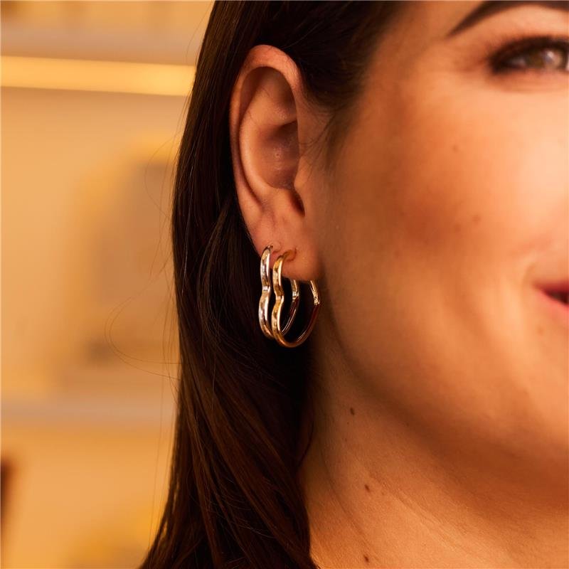 BRINCO MANUELA ARGOLA MÉDIA FORMATO CORAÇÃO BANHADO A OURO 18K