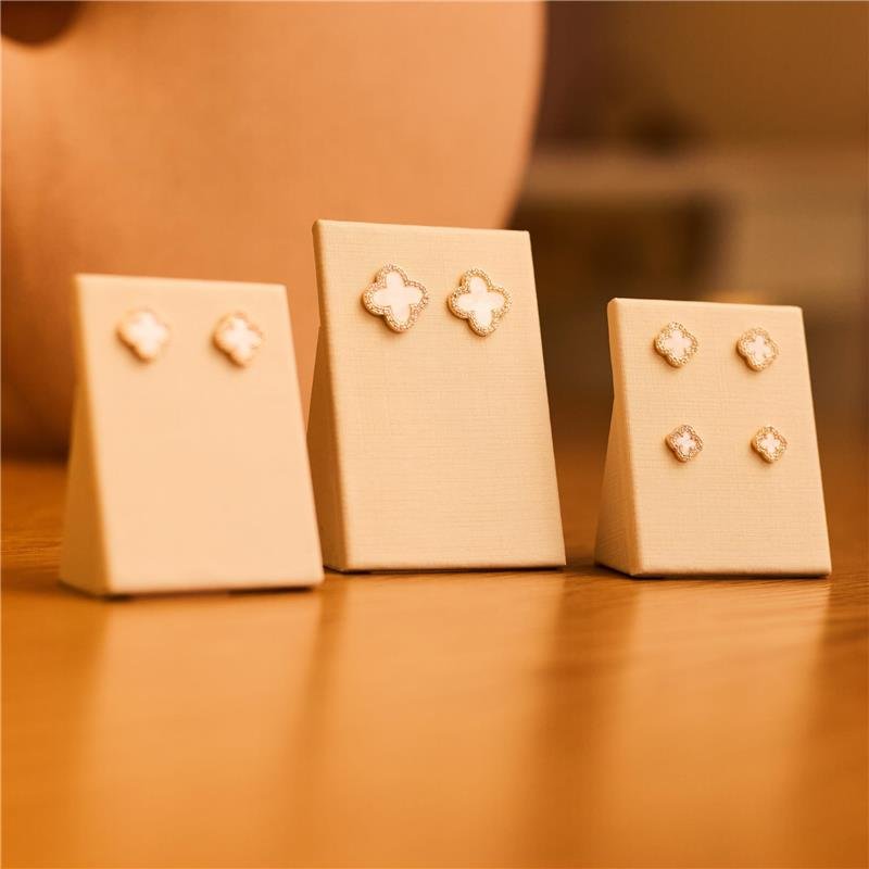 BRINCO GRANDE ANITA TREVO MADRE PÉROLA BORDA CRAVEJADA BANHADO A OURO 18K