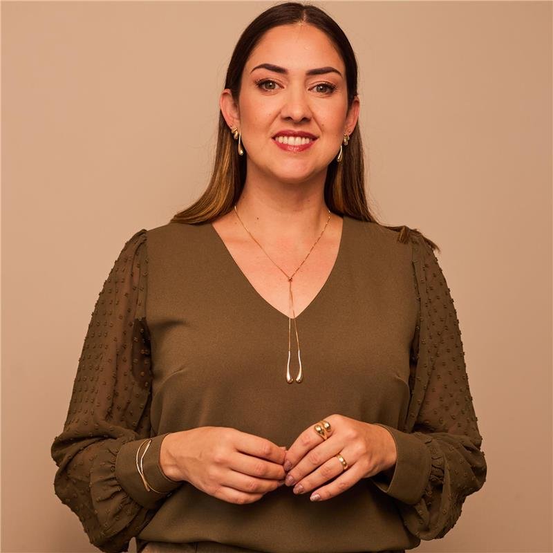 BRINCO MAVIE GOTA LONGA ORGANICA LISA BANHADO A OURO 18K