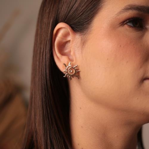 BRINCO SOL BANHADO A OURO 18K