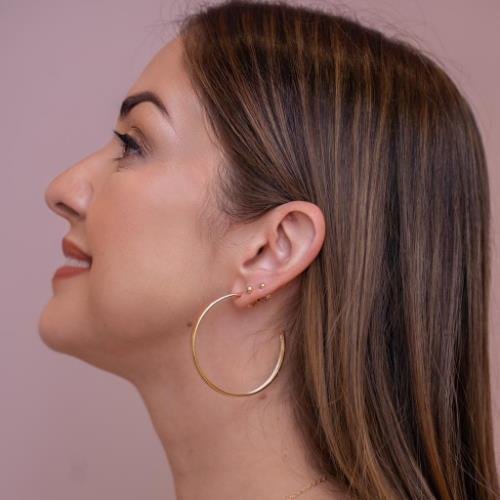 BRINCO MARCELA ARGOLA CHAPA LISA BANHADO A OURO 18K