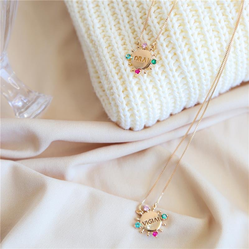 COLAR ESCAPULÁRIO ORAI E VIGIAI COM ZIRCÔNIAS COLORIDAS BANHADO A OURO 18K