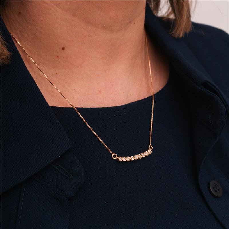 COLAR RAFAELA PINGENTE BARRA CRAVEJADA ZIRCÔNIA BANHADO A OURO 18K