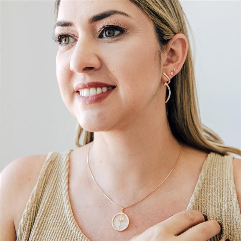 COLAR FÉ BORDA CRAVEJADA E RESINA PEROLADA BANHADO A OURO 18K