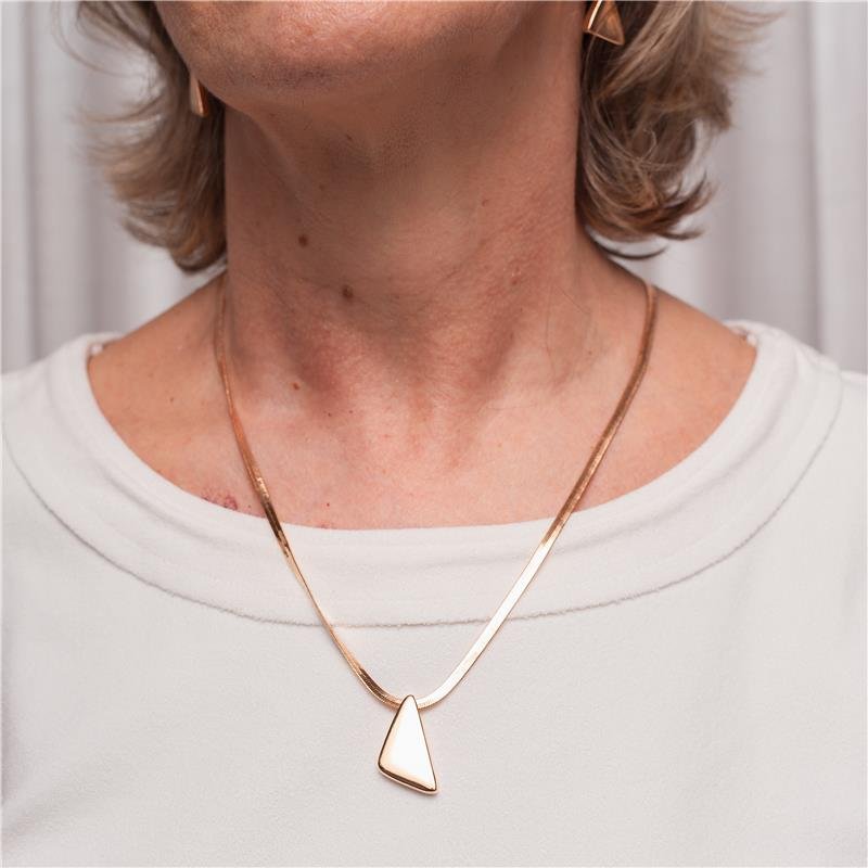 COLAR ARIANE CORRENTE DE MALHA COM PINGENTE TRIÂNGULO BANHADO A OURO 18K