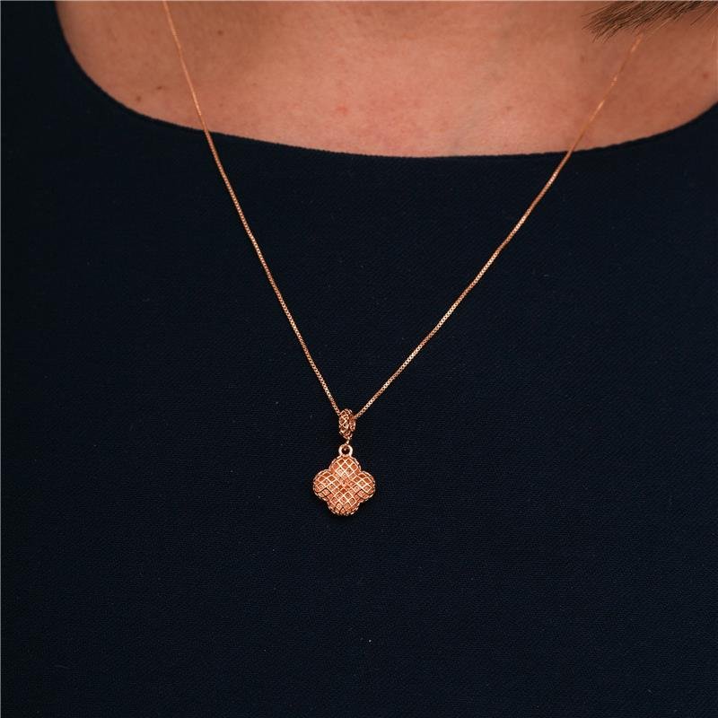 COLAR PINGENTE TREVO ISIS VAZANDO BANHADO A OURO 18K