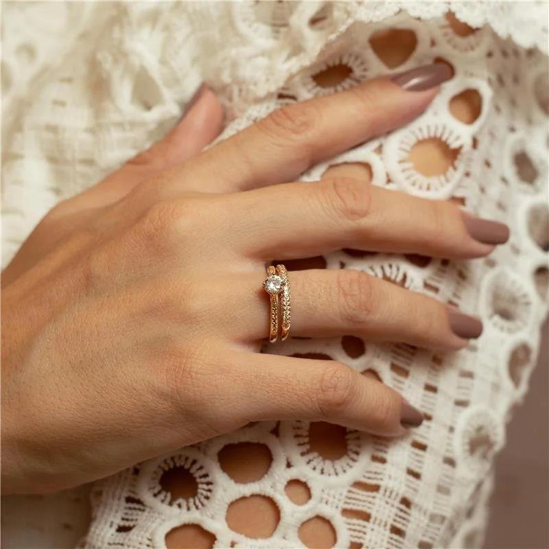 ANEL SOLITÁRIO CRAVEJADO ZIRCÔNIA BANHADO A OURO 18K