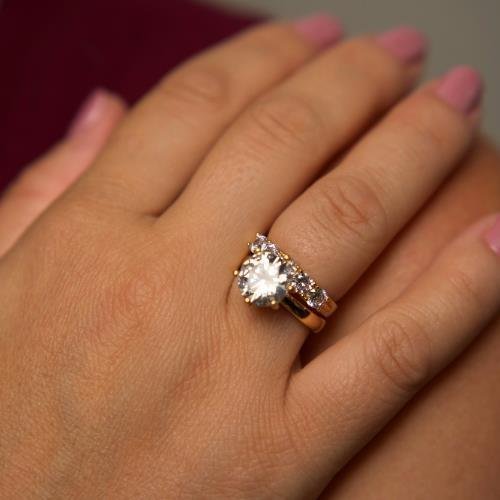 ANEL VIRGINIA SOLITÁRIO COM ZIRCÔNIA GRANDE BANHADO A OURO 18K