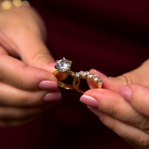 ANEL VIRGINIA SOLITÁRIO COM ZIRCÔNIA GRANDE BANHADO A OURO 18K