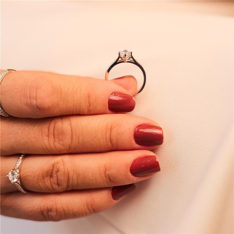 ANEL SOLITÁRIO CRAVEJADO ZIRCÔNIA BANHADO A OURO BRANCO