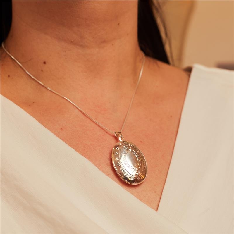 RELICARIO OVAL COM FOTO BANHADO A PRATA