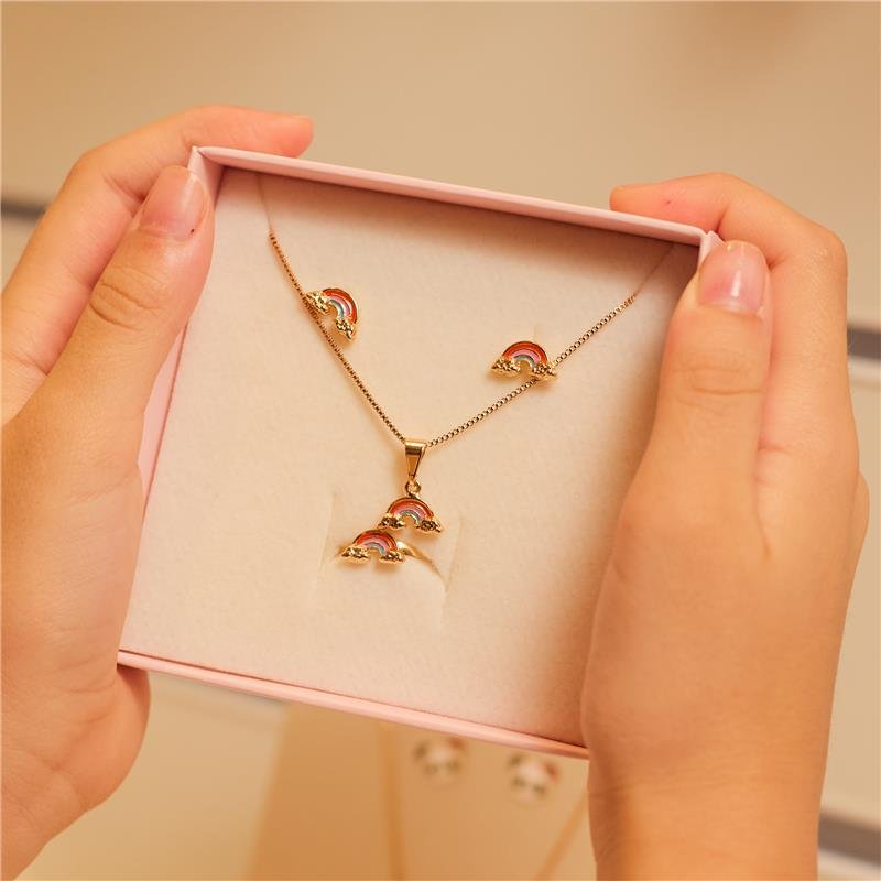 BRINCO INFANTIL ARCO-ÍRIS RESINADO BANHADO A OURO 18K